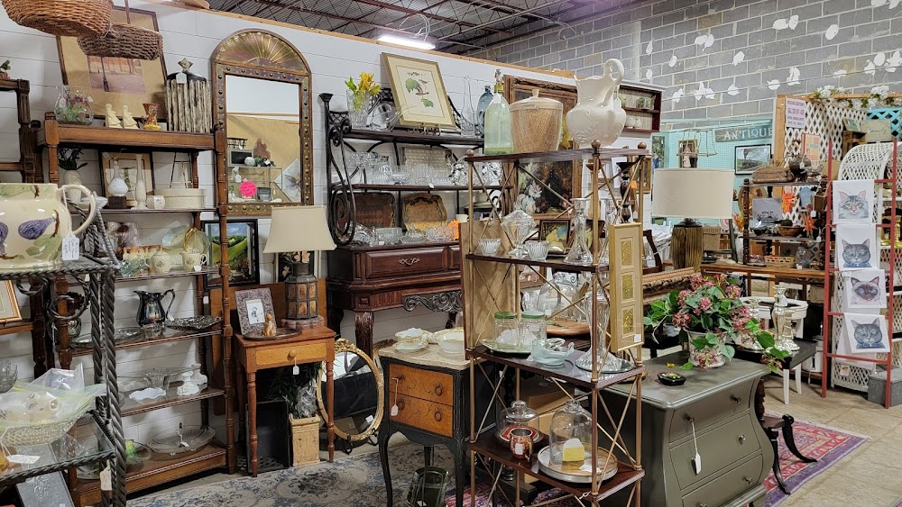 Shoppers-Browsing-Antiques-at-Brass-Bear-Hoover-Alabama