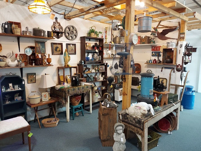 Brass Armadillo Antique Mall, Kansas City: Discover Timeless Charm & Rare Finds 4 Brass Armadillo Antique Mall 3