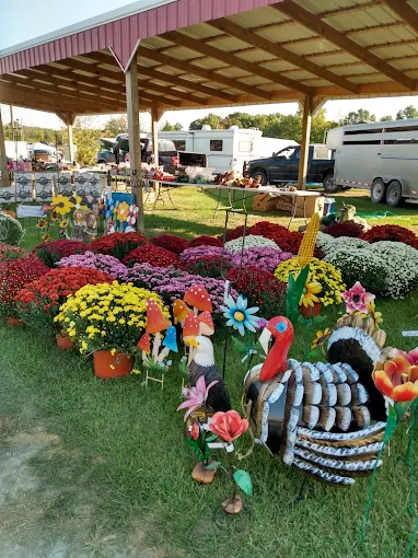 Rutledge Flea Market outdoor vendor selling garden decor flowers and yard ornaments in Rutledge Missouri flea market