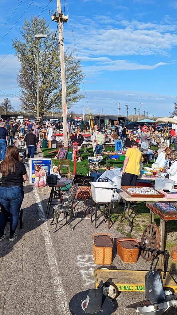 Outdoor of Springfield Antique Center with vendor
