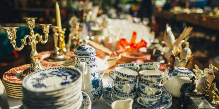 Antique stores near Lakeland FL featuring vintage china, antique glassware, collectibles, and flea market treasures