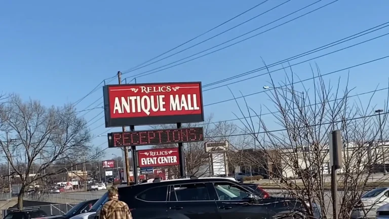 Relics Antique Mall in Springfield Missouri – largest antique mall in Missouri with vintage collectibles and vendor booths